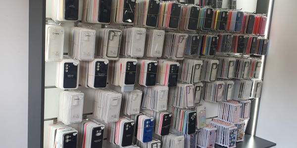 Diseño, fabricación e instalación de mobiliario para tienda de informática en Piedralaves