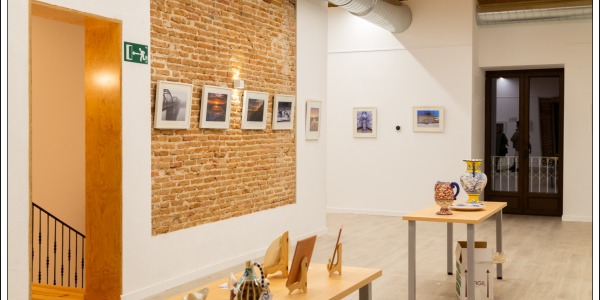 Instalación de rieles, cableado y ganchos para galería de exposiciones en Centro Cultural "La Milagrosa" en Talavera de la Reina