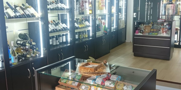 Mobiliario para tienda de alimentación , delicatessen y gourmet "El Navarro" en Oropesa, Toledo