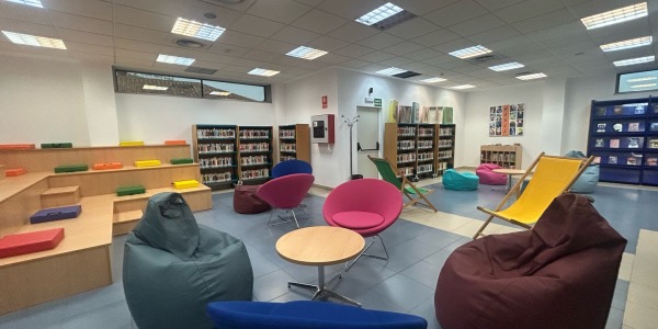 Mobiliario para zona juvenil en Biblioteca Pública Municipal José Hierro en Talavera