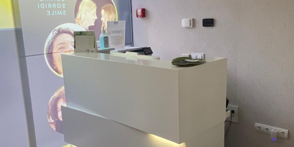 Mostrador de recepción para clínica dental