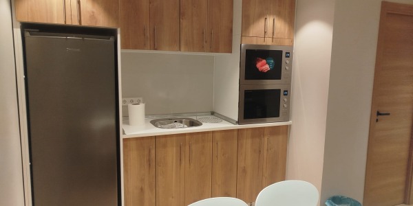 Mobiliario para office, sala de personal en Clínica Cueto Madrid