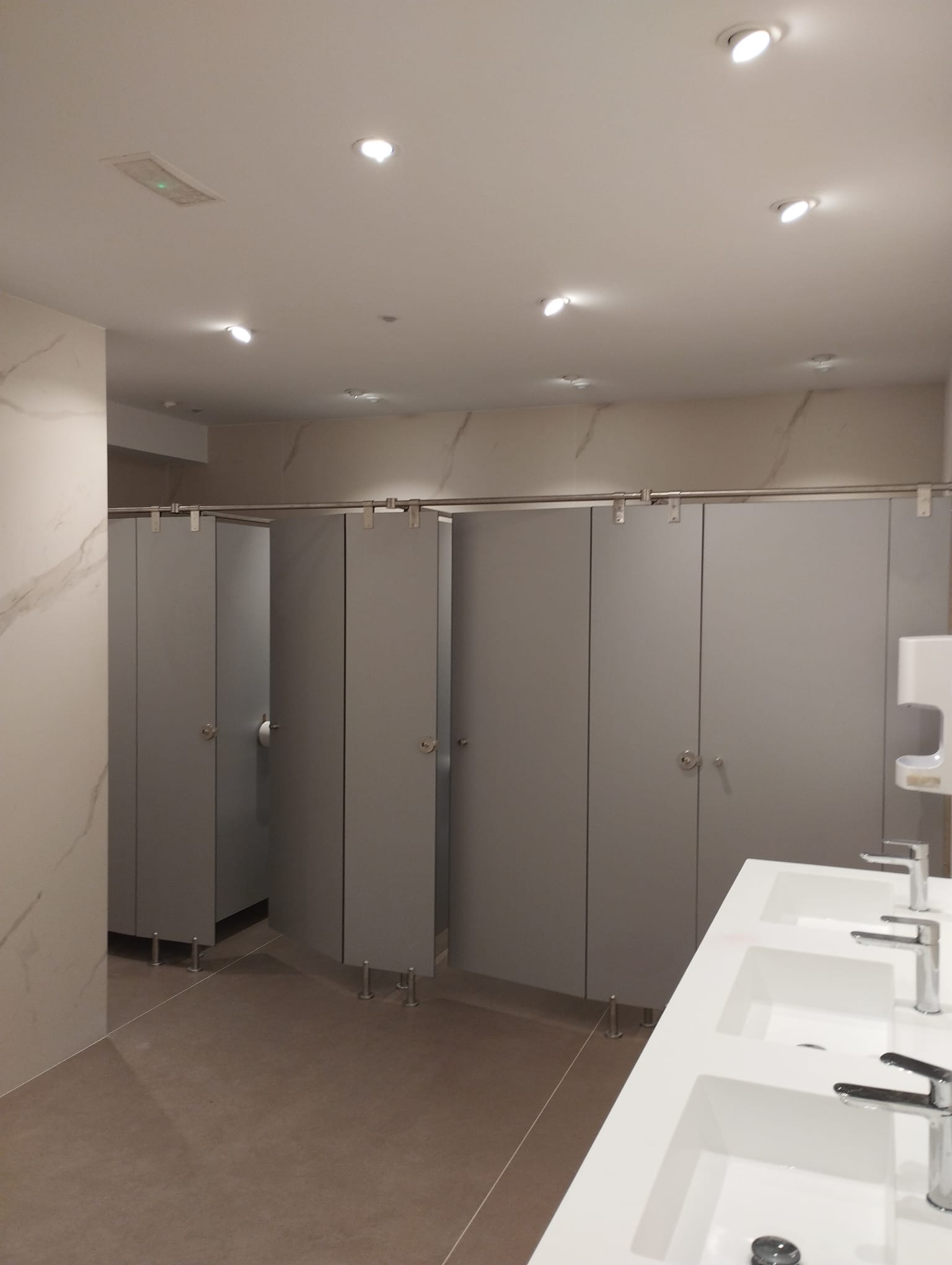Cabinas sanitarias fabricadas en tablero compacto para baños en teatro de Madrid