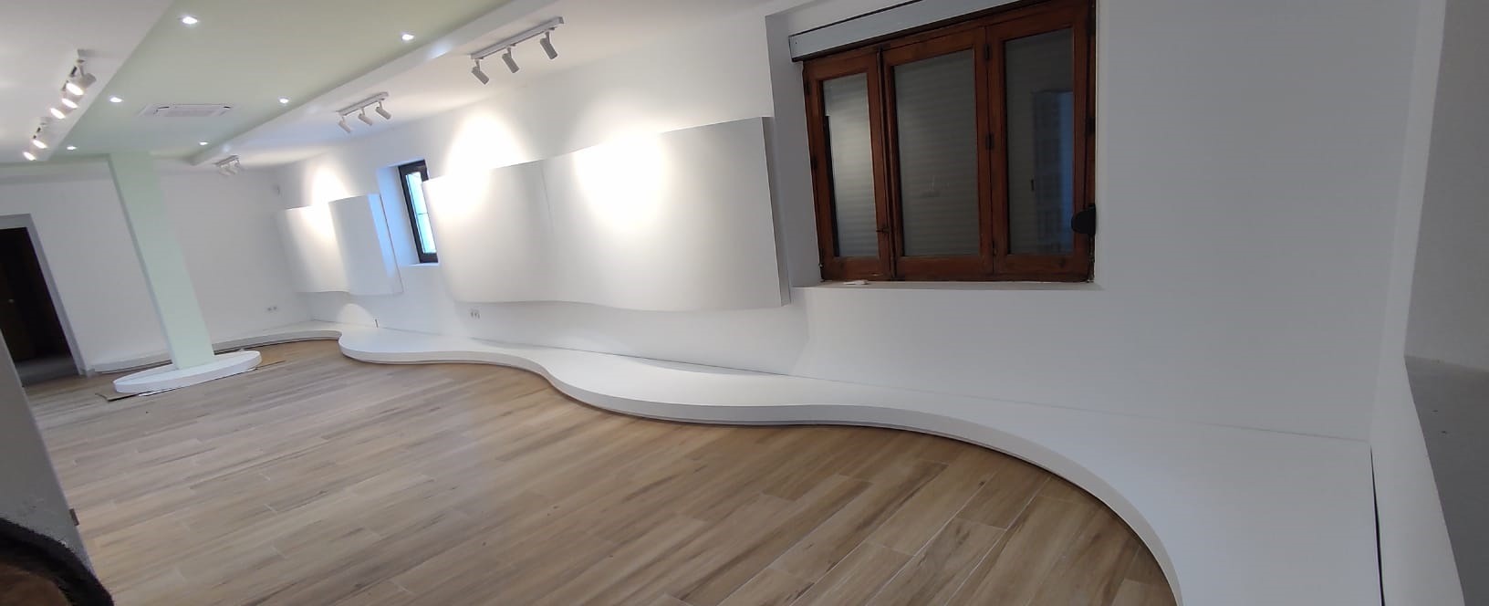 Mobiliario para aula de interpretación de la naturaleza El Dehesón del Encinar